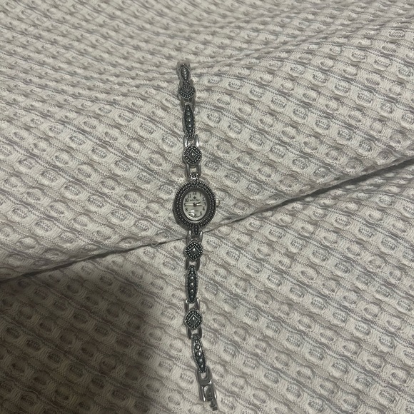 Gorgeous Vintage Bella & Rose dainty silver watch with intricate detailing - Picture 4 of 4